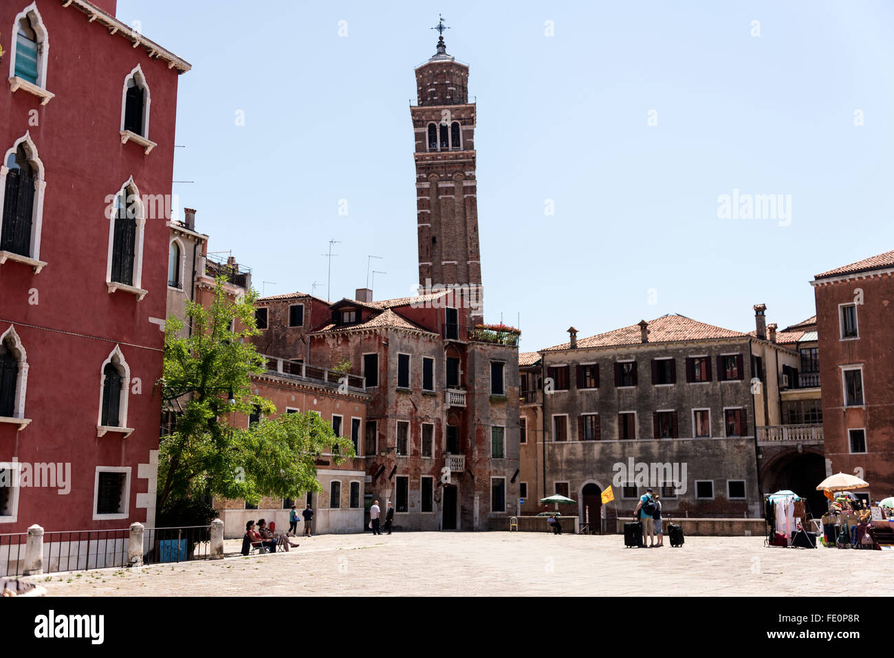 L'une des nombreuses places de Venise, l'Italie est le Campo San Anzolo à Venise, Italie. Banque D'Images