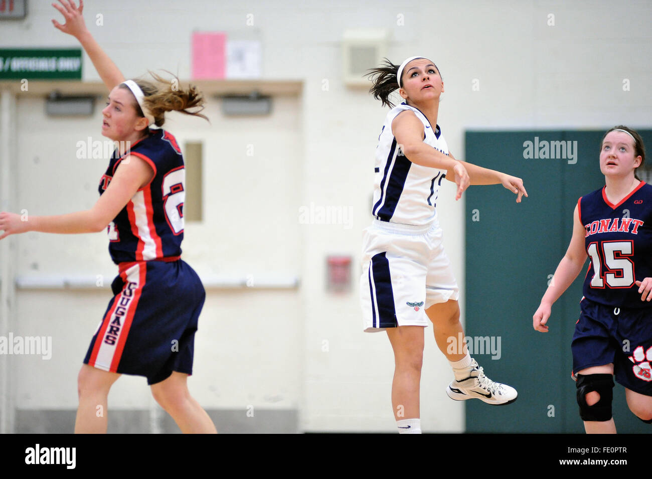 Comme le temps a expiré à la fin d'un trimestre qu'un joueur lance un tir de près de l'autre ligne de lancer franc qui trouve le filet. USA. Banque D'Images