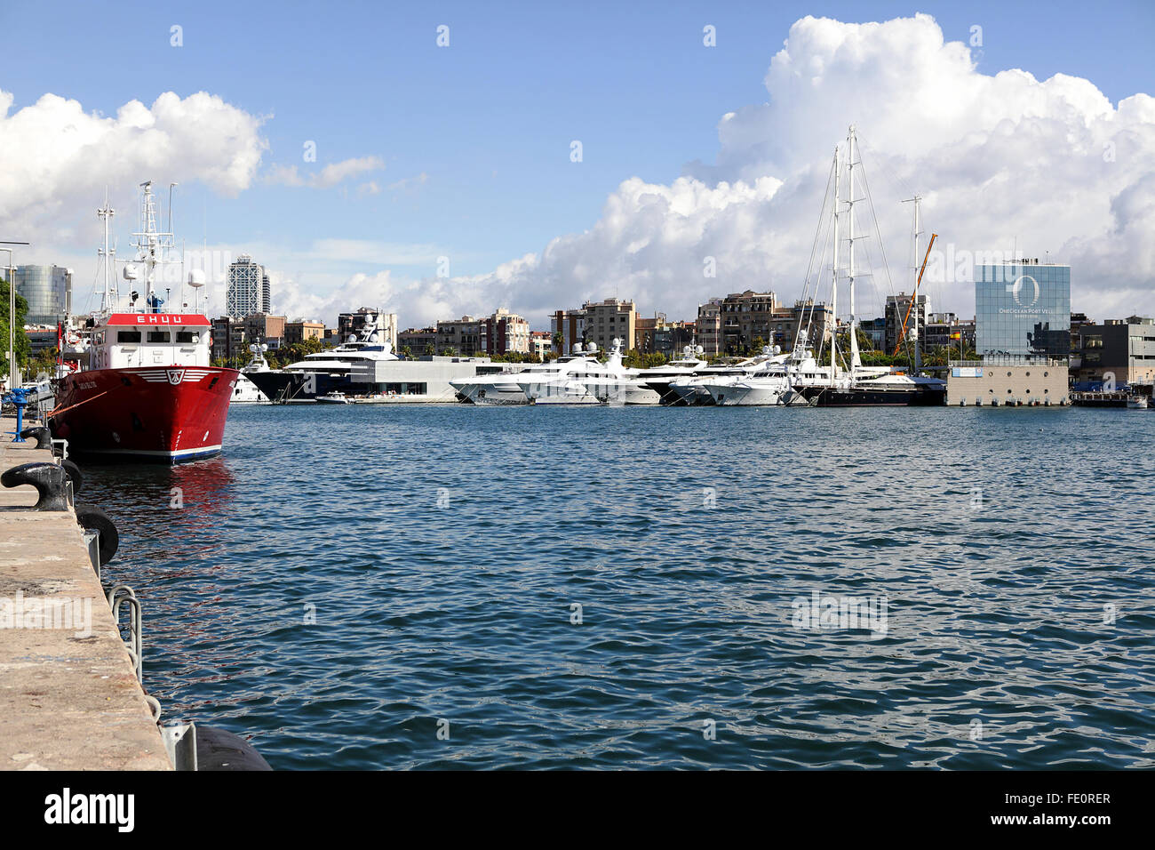 Image sélectionnée de l'emplacement autour de Port Vell vu ici, avec super yacht anchorage dans le lointain. Banque D'Images