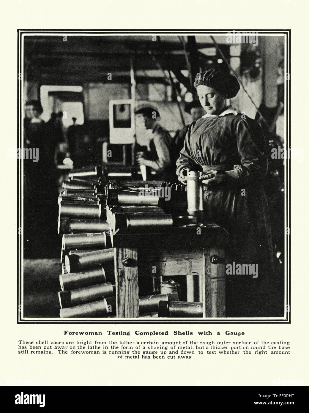 Femme dans une usine de munitions de la première guerre mondiale les tests réalisés les coquilles. Banque D'Images