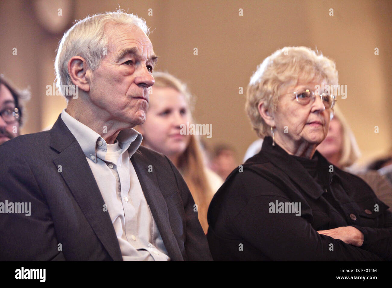 L'ancien membre du Congrès américain Ron Paul et sa femme, Carol Paul, à un rassemblement électoral pour leur fils U.S Le sénateur et candidat présidentiel GOP Paul Rand à l'Université de l'Iowa, 31 janvier 2016 à Iowa City, Iowa. Banque D'Images