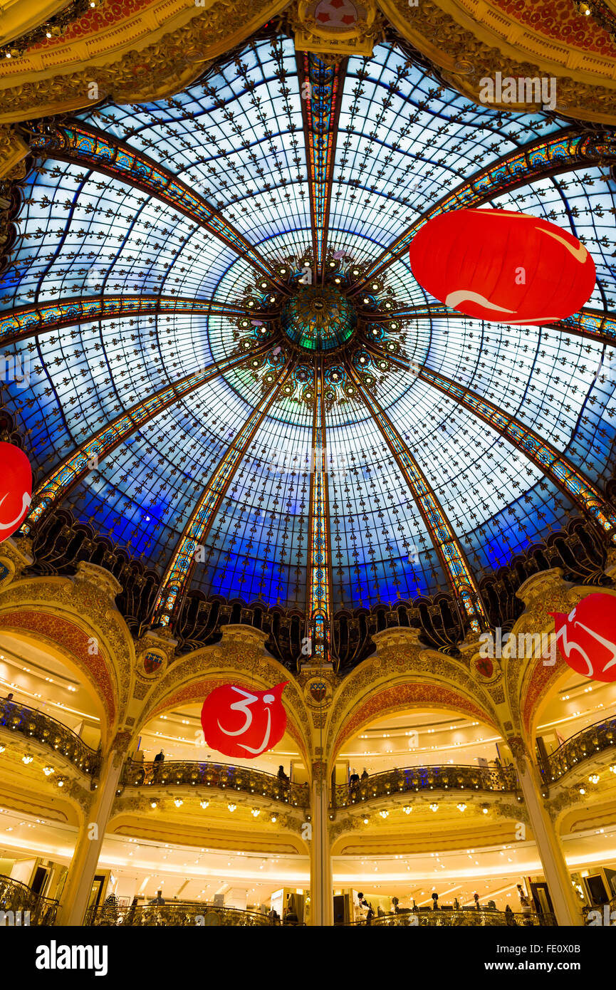 Plafonnier Art Nouveau, Galeries Lafayette, Paris, Ile-de-France, France Banque D'Images