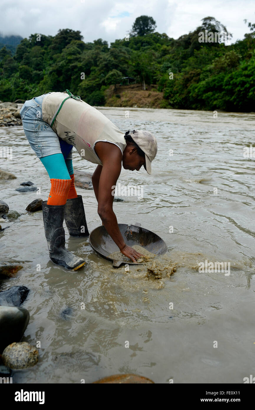 Or, une femme lave River Andágueda, département de Chocó, Colombie Banque D'Images