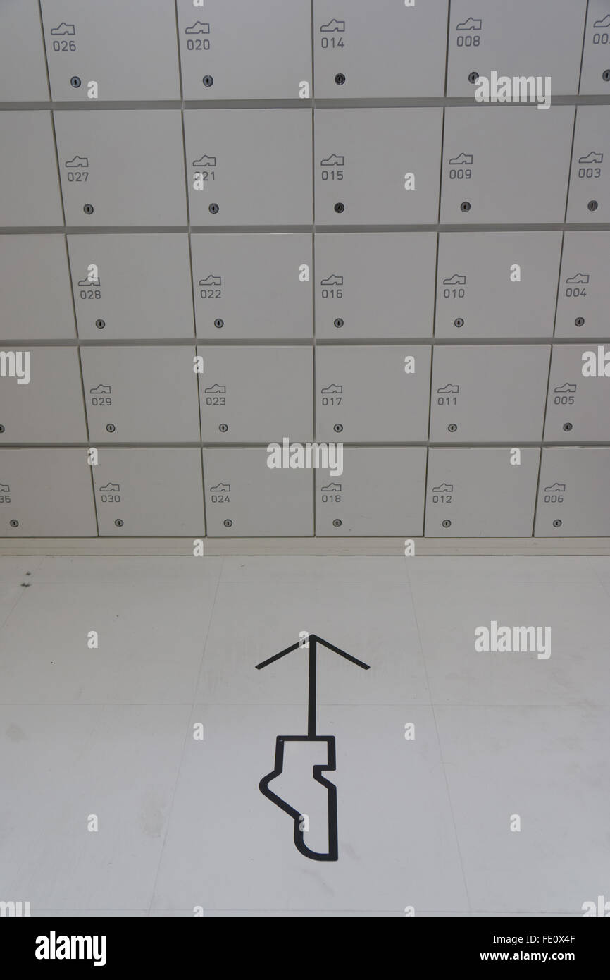 Casiers de rangement de chaussures dans un hôtel capsule Banque D'Images