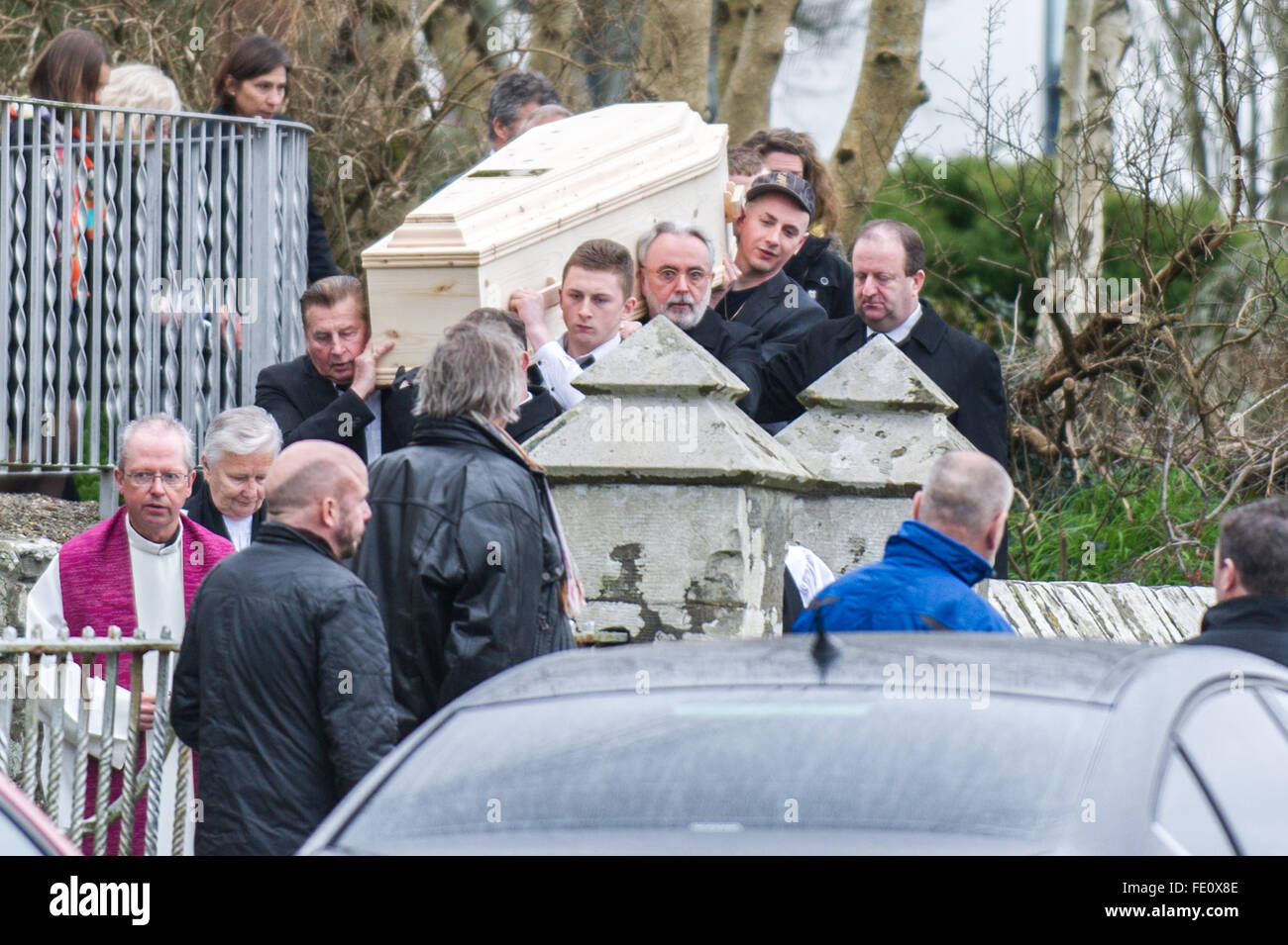 Schull, Irlande. 3 Février, 2016. Colin Vearncombe, alias 'Black' est épaulé de l'église Holy Trinity, Schull par, entre autres, deux de ses fils et son manager, Steve Baker. Il a été procédé à l'église de la Vierge Marie avant de partir pour attendre la crémation le 4 février 2016. Credit : Andy Gibson/Alamy Live News. Banque D'Images