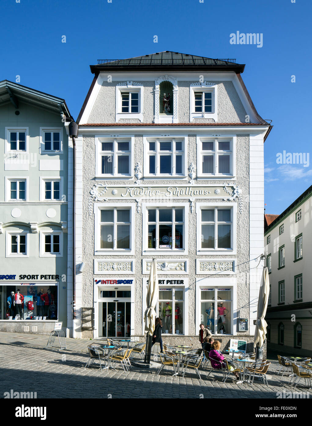 Bâtiment de l'école des filles, maintenant la construction résidentielle et commerciale, Market street, zone piétonne, Bad Tölz, Haute-Bavière Banque D'Images