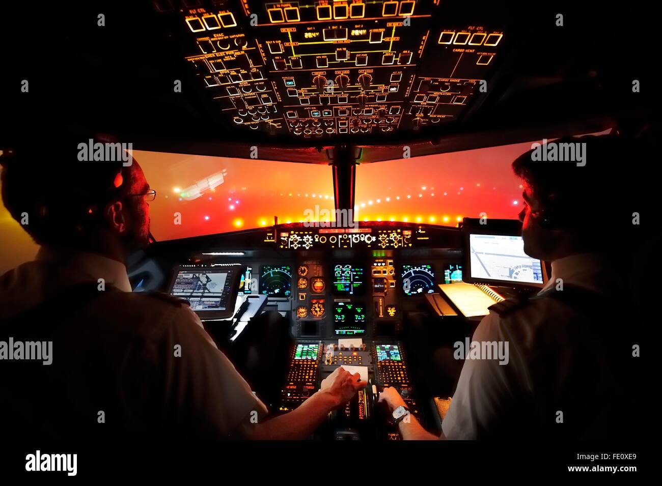 Pilote et copilote dans le cockpit, l'Airbus A321 Banque D'Images