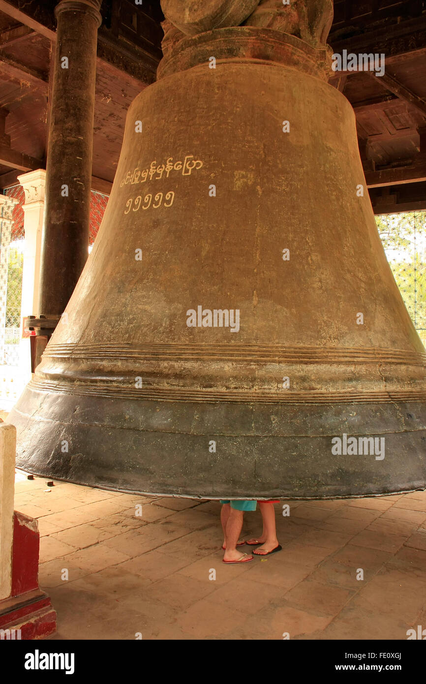 Tourist couple debout à l'intérieur de Mingun bell, région de Mandalay, Myanmar Banque D'Images