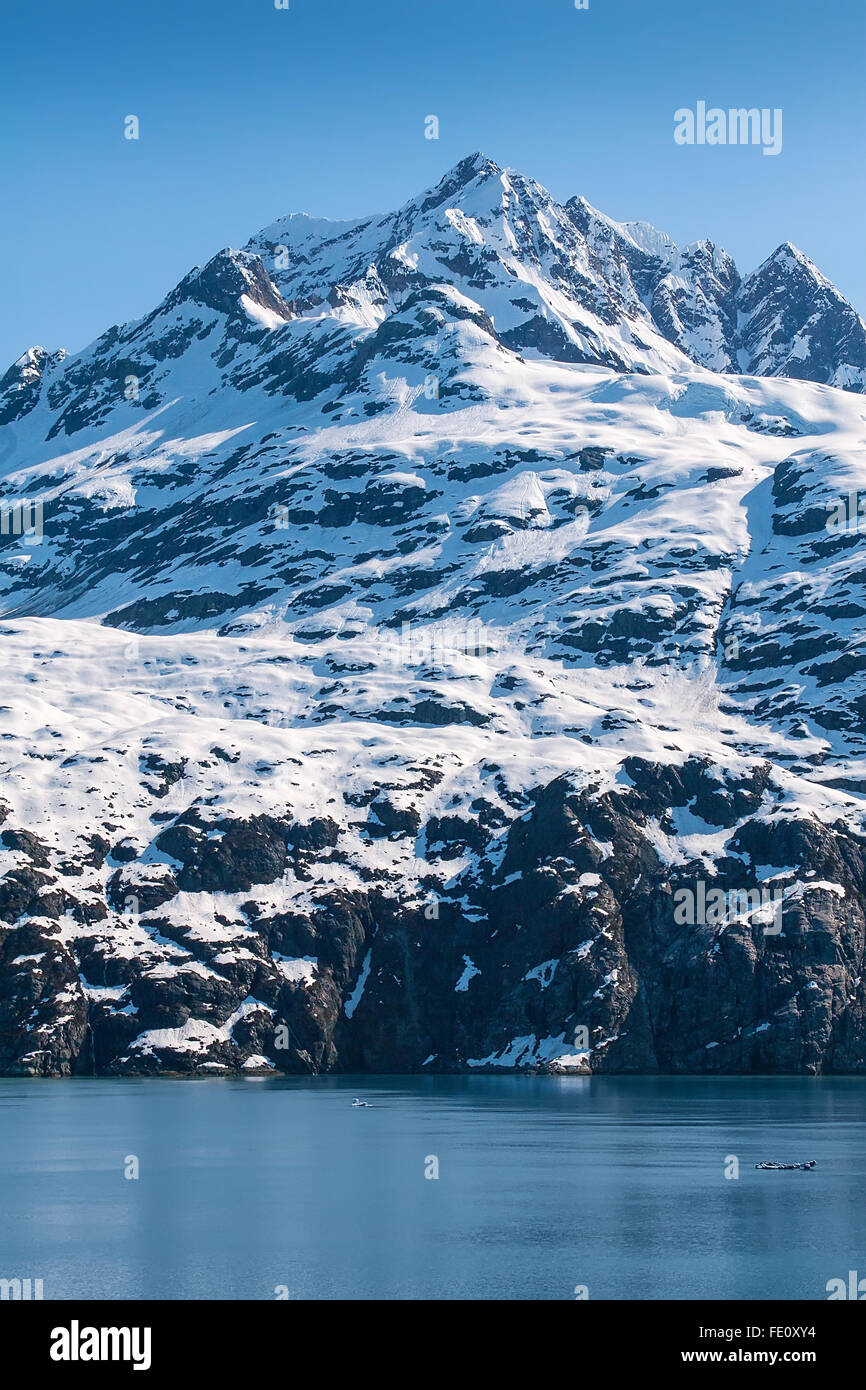 Montagnes couvertes de neige à Glacier Bay en Alaska Banque D'Images