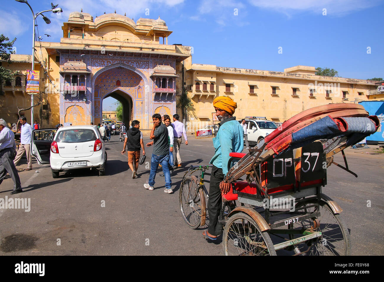 Pousse-pousse à vélo près de City Palace à Jaipur, Inde. Palais a été le siège du Maharaja de Jaipur, le chef de l'Kachwaha Rajput Banque D'Images