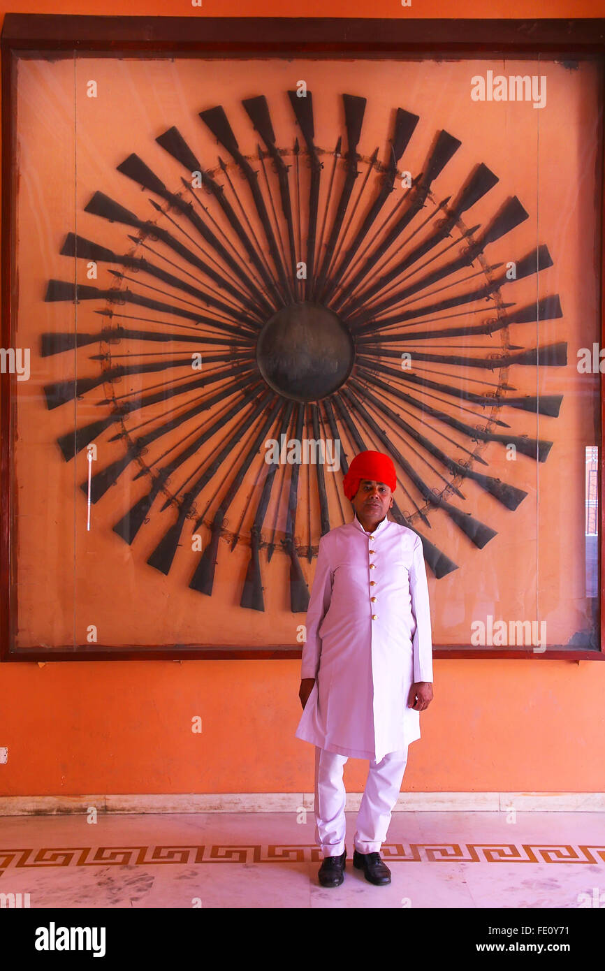 Garde côtière canadienne debout à Diwan-i-Khas - Hall d'une audience privée à Jaipur, Rajasthan City Palace, de l'Inde. Palais fut le siège de la Ma Banque D'Images