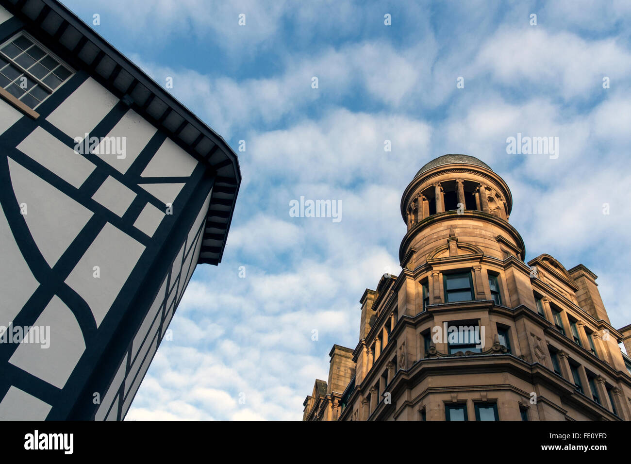 Vieux bâtiments Manchester contre le ciel Banque D'Images