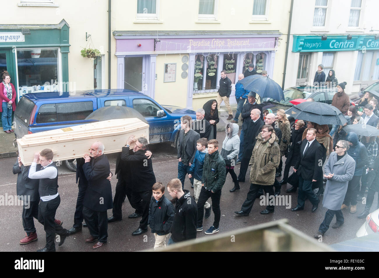 Schull, Irlande. 3 Février, 2016. Colin Vearncombe's cercueil est porté le long de la rue Main, Schull de l'église St Mary, avant de partir pour la crémation le 4 février 2016. Credit : Andy Gibson/Alamy Live News. Banque D'Images