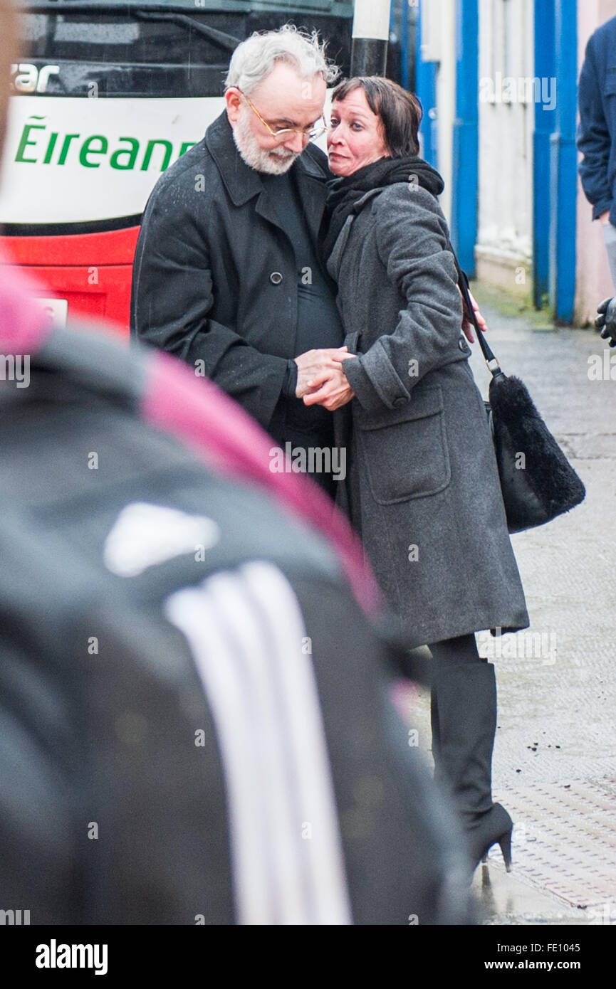Schull, Irlande. 3 Février, 2016. Steve Baker, Colin Vearncombe's manager, les consoles d'un deuil à l'extérieur de l'église de la Vierge Marie, Schull. Credit : Andy Gibson/Alamy Live News. Banque D'Images