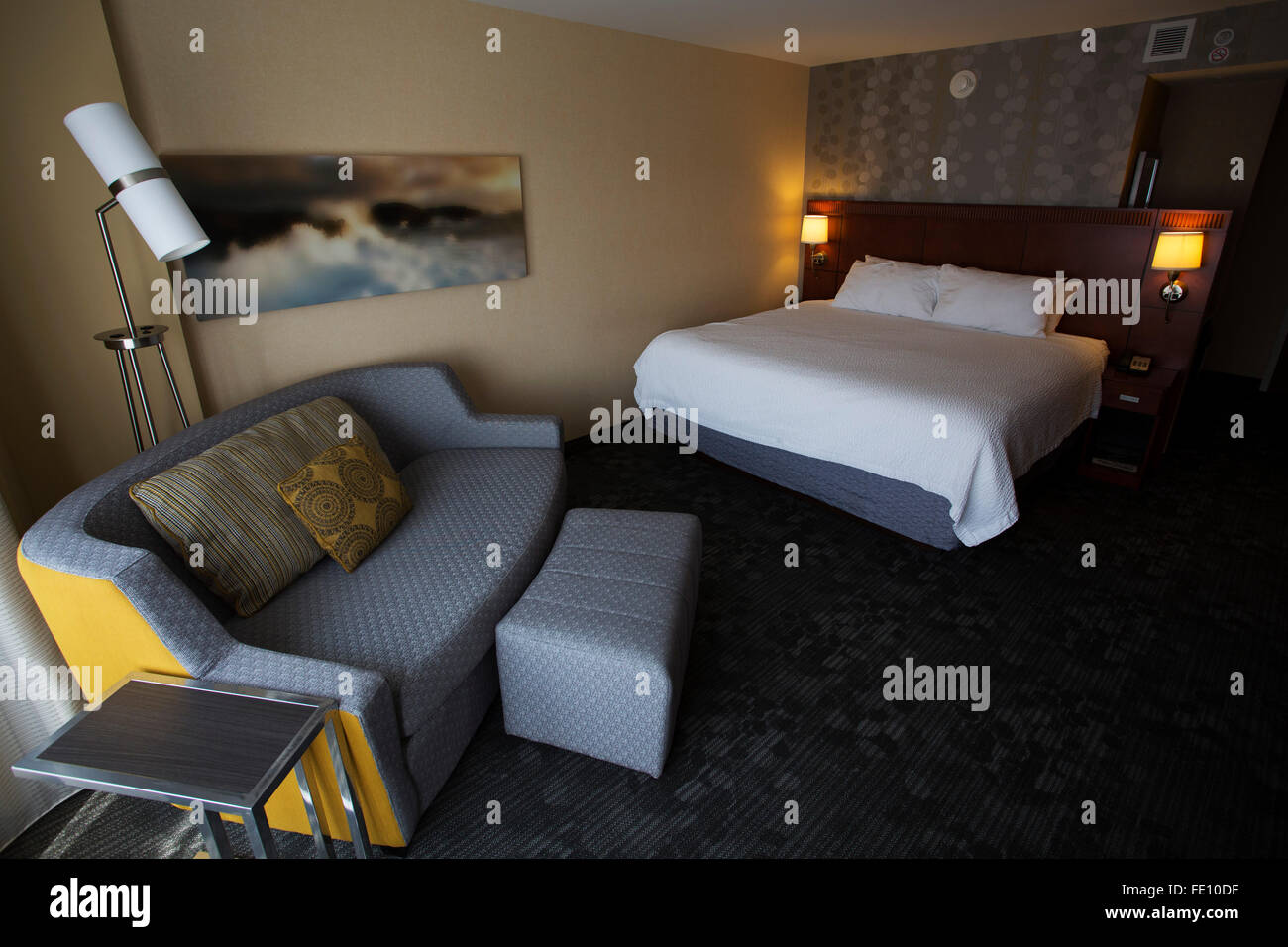 Dans la chambre d'hôtel Courtyard Marriott à Halifax, au Canada. La chambre  dispose d''un lit king-size et un canapé Photo Stock - Alamy