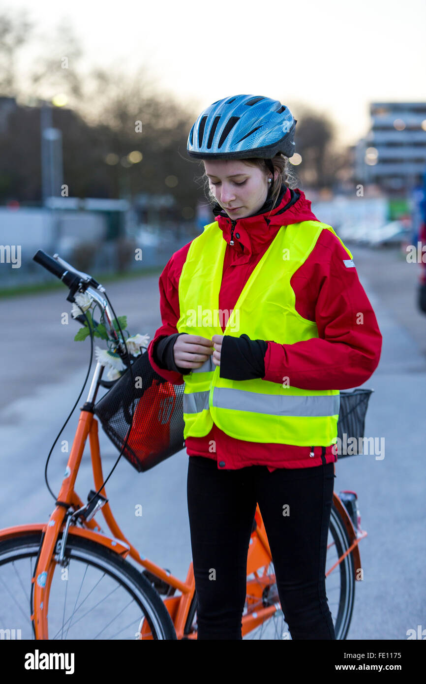 Cycliste mis sur des vêtements de sécurité, casque et gilet réfléchissant  pour la sécurité à vélo, une bonne visibilité de nuit dans la circulation  Photo Stock - Alamy