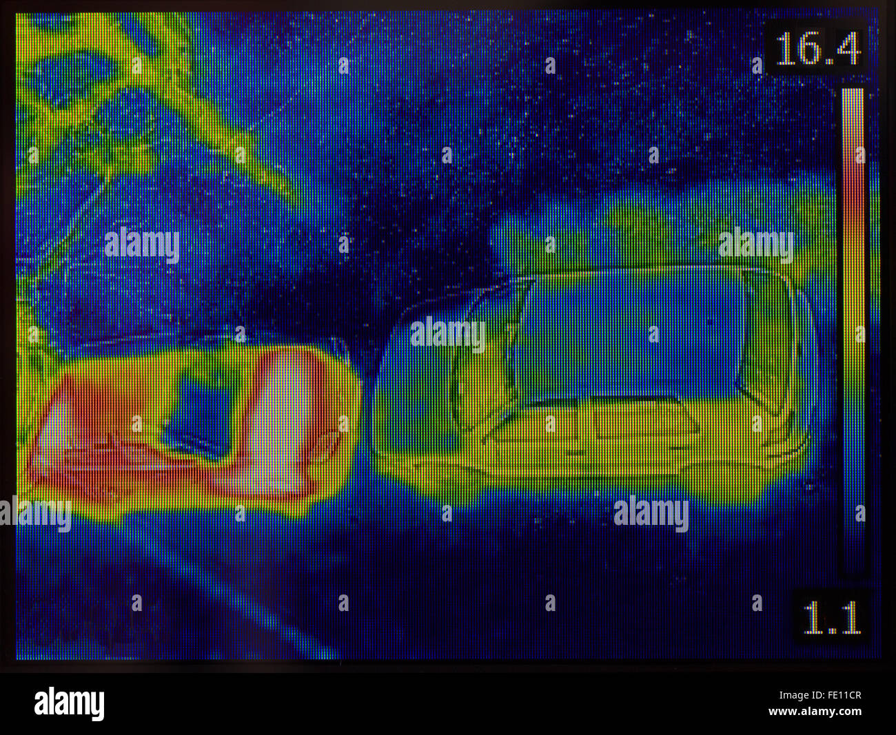 L'imagerie thermique infrarouge de vision nocturne de voitures droit Banque D'Images