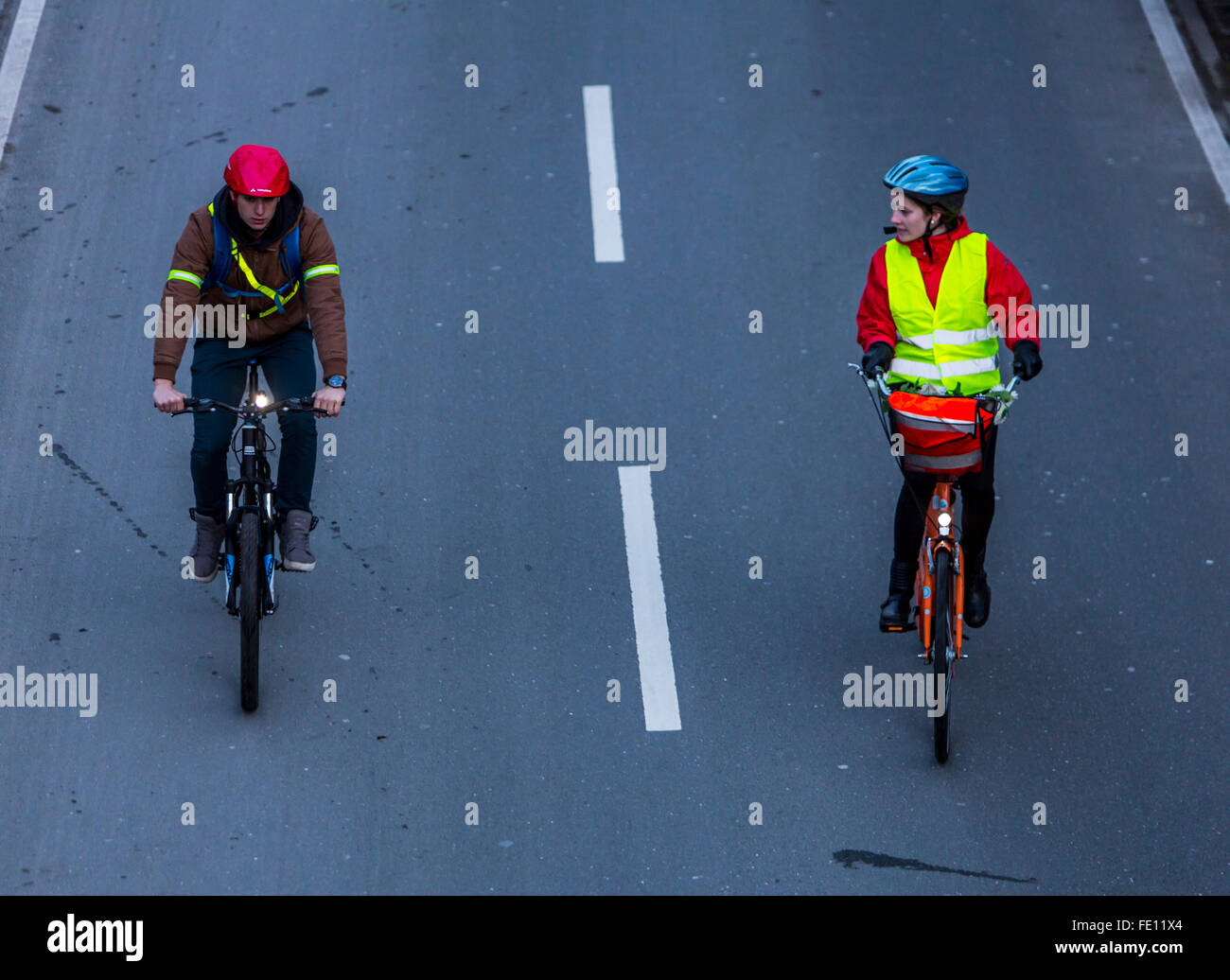 Conduite cycliste, sur une rue, avec des lumières et des vêtements de  protection, la sécurité en vélo, une bonne visibilité de nuit, le port de  casque et un gilet Photo Stock -