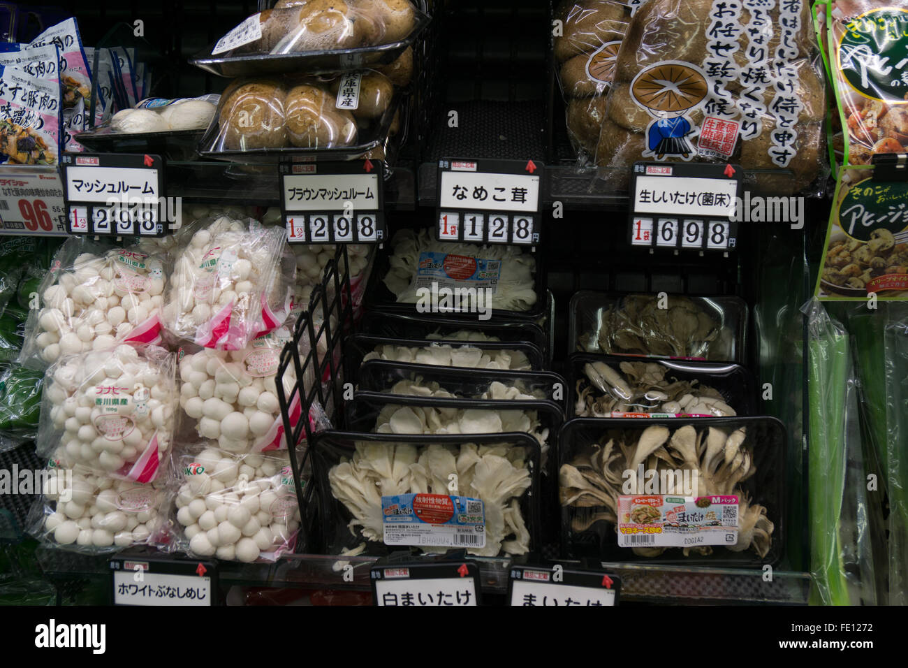 Champignons à vendre au marché local au Japon Banque D'Images