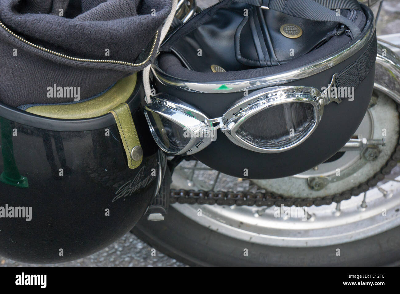 Casques et lunettes de sécurité accroché sur une moto à Kyoto au Japon Banque D'Images