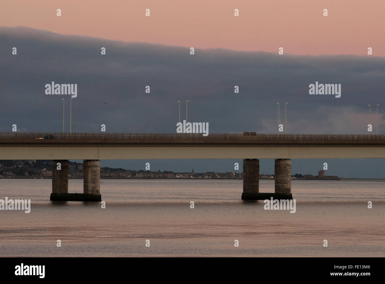 Pont routier à Tay est à Broughty Ferry, au coucher du soleil, Dundee, Ecosse, Royaume-Uni. Banque D'Images