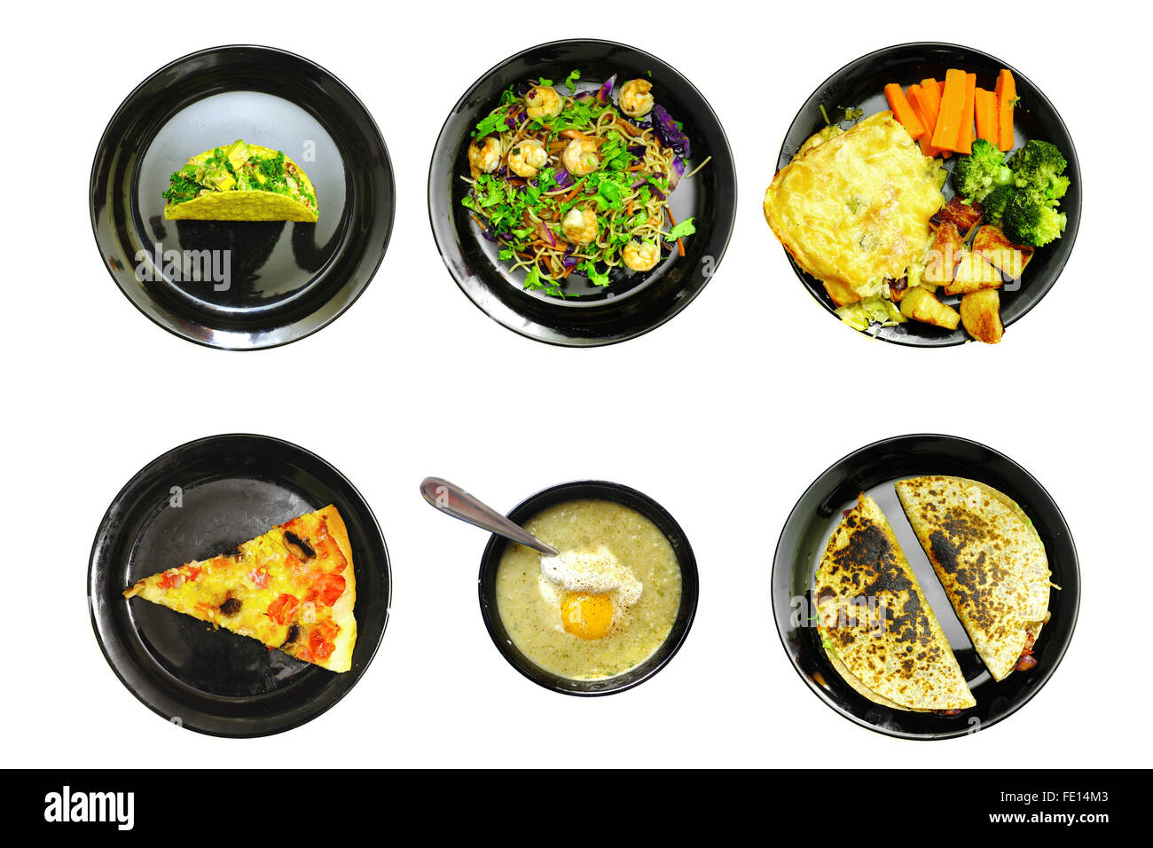 Des repas différents sur les plaques noires photographié sur un fond blanc. Banque D'Images