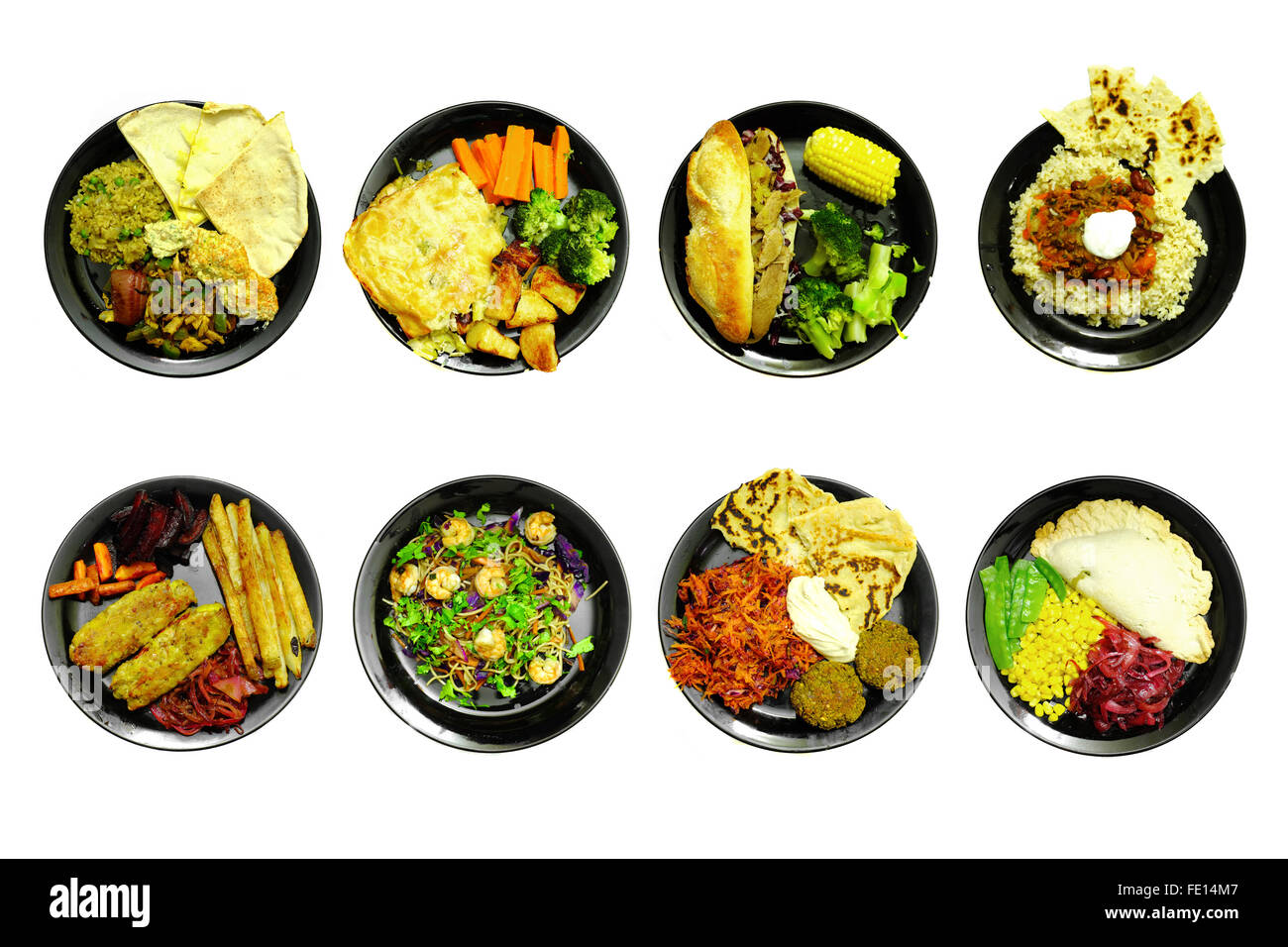 Des repas différents sur les plaques noires photographié sur un fond blanc. Banque D'Images