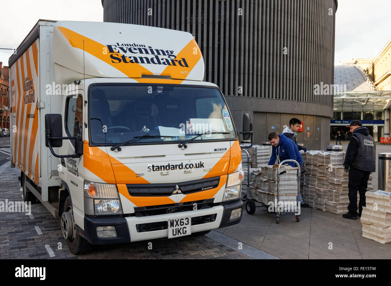 Camion de livraison standard du soir à l'extérieur de la gare de Kings Cross, Londres Angleterre Royaume-Uni UK Banque D'Images