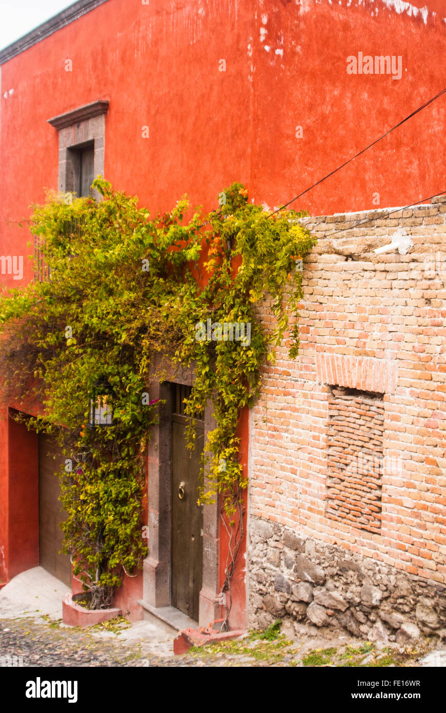 Adobe rouge maison avec des murs en brique à San Miguel de Allende, Mexique Banque D'Images