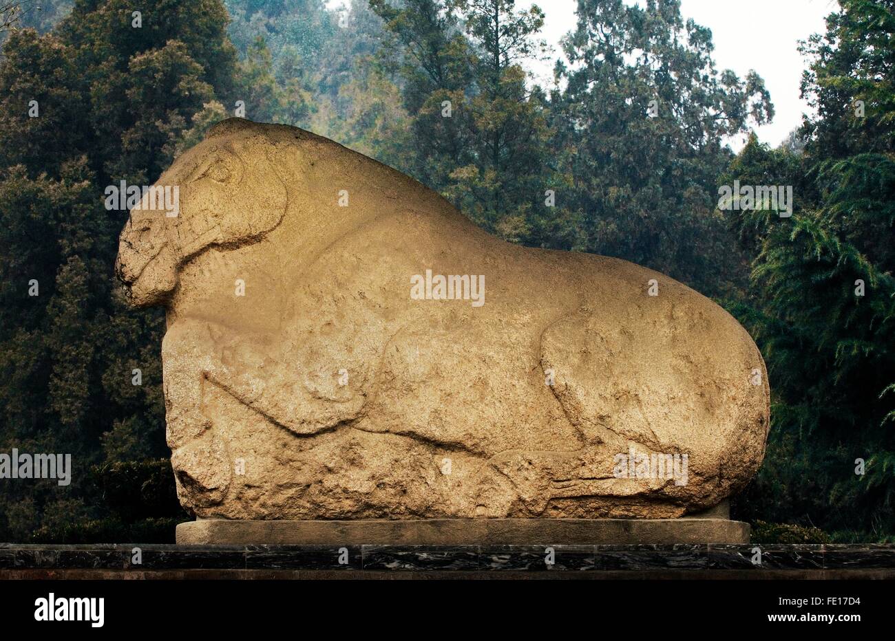 Mausolée Maoling près de Xi'an, province du Shaanxi, en Chine. Ancienne sculpture de cheval au galop date de la dynastie des Han de l'Ouest Banque D'Images