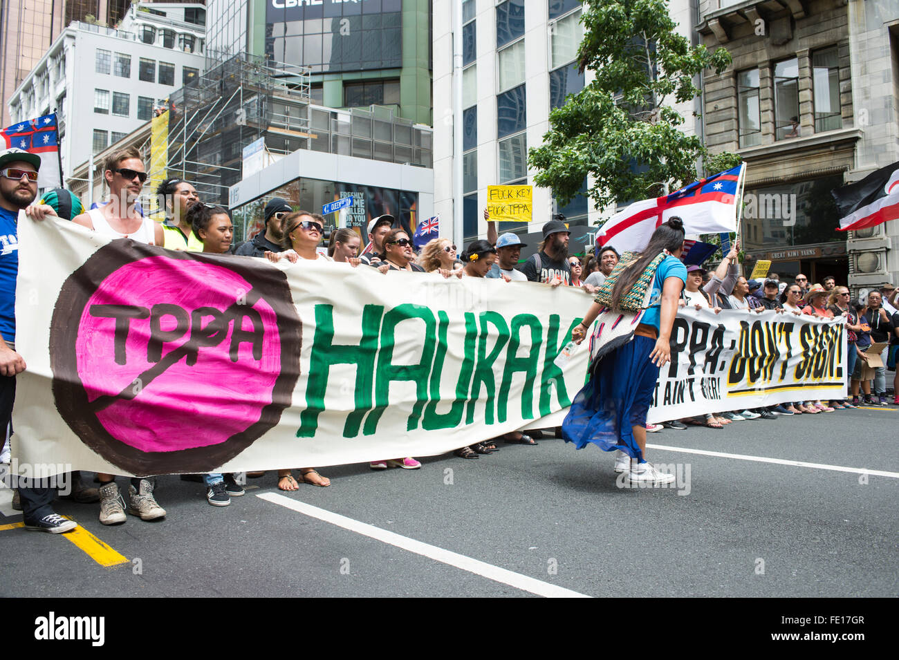 Auckland, Nouvelle-Zélande. Le 04 février, 2016. Mars protestataires sur Queen Street à Auckland où le TPPA est en cours de signature. Les ministres du commerce de 12 pays se rencontrent à Auckland pour signer l'accord de partenariat transpacifique (TPPA). Crédit : Chris Cameron/Alamy Live News Banque D'Images