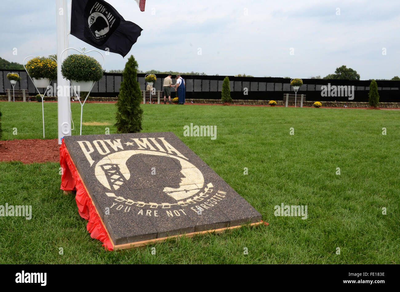 Hambourg, MI - Août 30 : POW-MIA marqueur avec la barrière mobile de voyage Vietnam War Memorial la pièce dans l'arrière-plan à Hambourg Banque D'Images