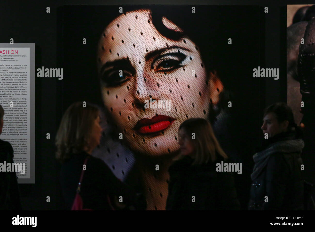 Turin, Italie. 06Th Feb 2016. Les visiteurs de regarder la photo pendant les 'Fashion' la pièce. Du 4 février au 2 mai 2016, le Palazzo Madama héberge l'exposition photographique intitulée, "la mode. Il y a 62 images de grands photographes non seulement pour l'importance culturelle et historique Vêtements et parures, mais aussi pour le dialogue interculturel et le changement social le commerce. © Elena Aquila/Pacific Press/Alamy Live News Banque D'Images