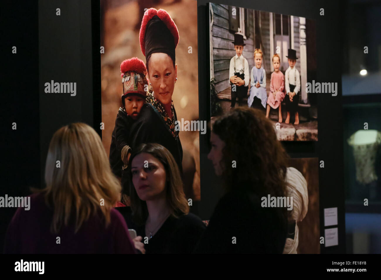 Turin, Italie. 06Th Feb 2016. Les visiteurs de regarder la photo pendant les 'Fashion' la pièce. Du 4 février au 2 mai 2016, le Palazzo Madama héberge l'exposition photographique intitulée, "la mode. Il y a 62 images de grands photographes non seulement pour l'importance culturelle et historique Vêtements et parures, mais aussi pour le dialogue interculturel et le changement social le commerce. © Elena Aquila/Pacific Press/Alamy Live News Banque D'Images