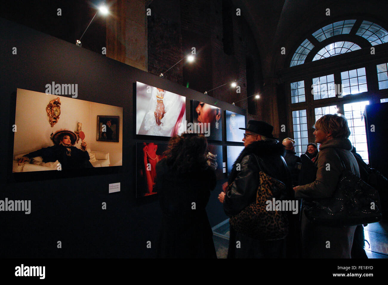 Turin, Italie. 06Th Feb 2016. Les visiteurs de regarder la photo pendant les 'Fashion' la pièce. Du 4 février au 2 mai 2016, le Palazzo Madama héberge l'exposition photographique intitulée, "la mode. Il y a 62 images de grands photographes non seulement pour l'importance culturelle et historique Vêtements et parures, mais aussi pour le dialogue interculturel et le changement social le commerce. © Elena Aquila/Pacific Press/Alamy Live News Banque D'Images