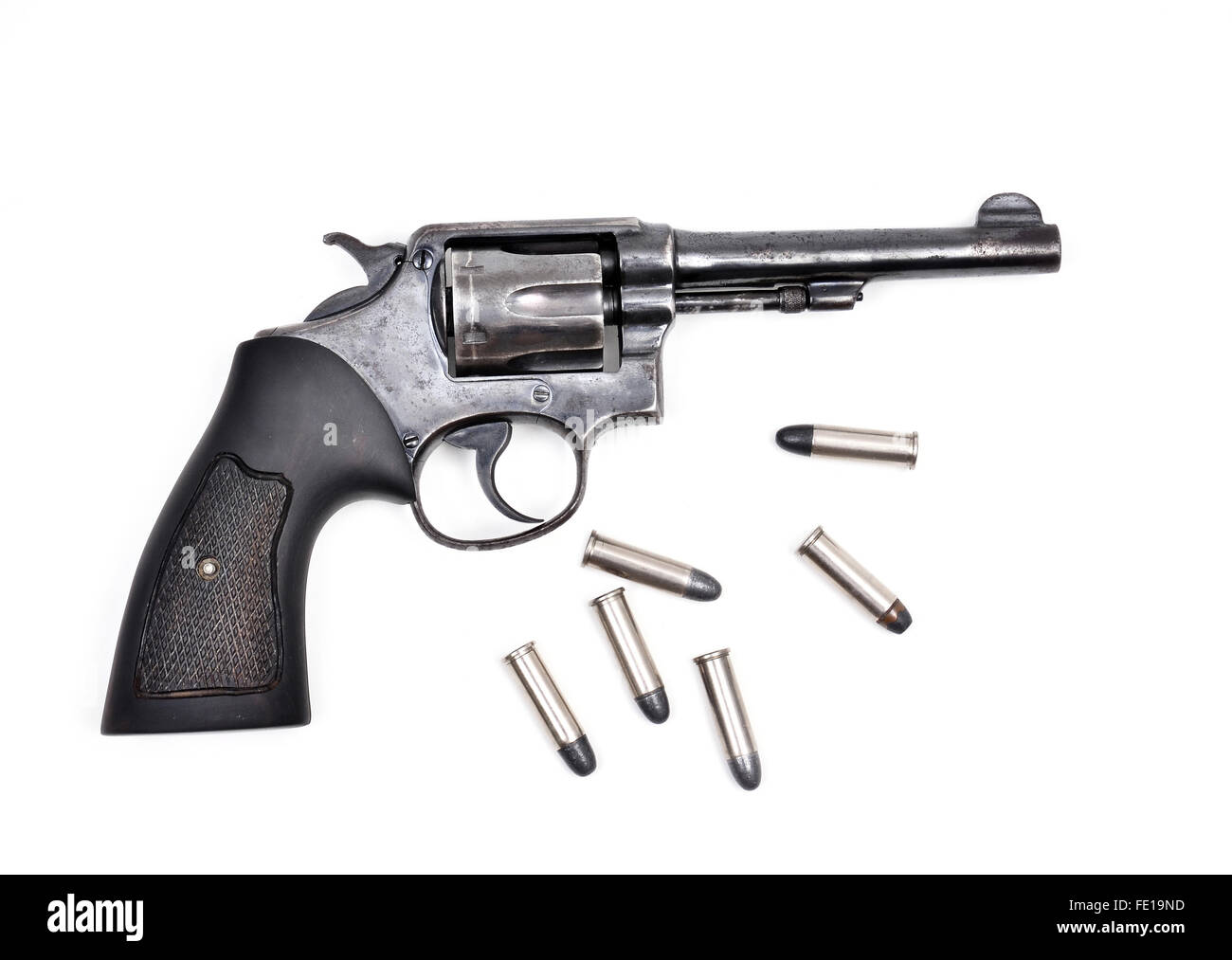 Vieux pistolet revolver avec bullet isolé sur fond blanc Banque D'Images