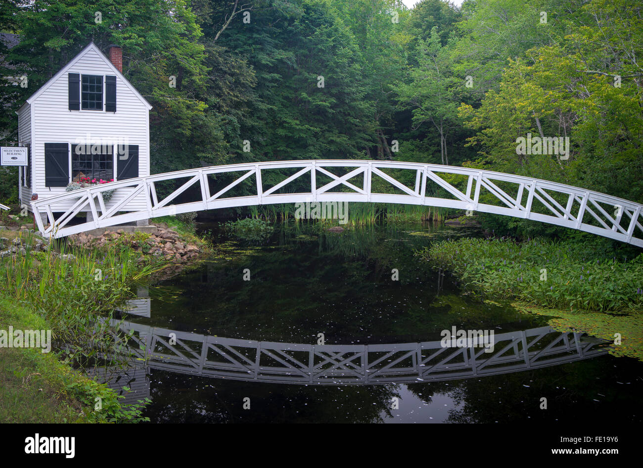 Somesville, Mount Desert Island, Maine : Selectmen's Building (1870) et Thaddeus Somes Memorial Bridge reflétant dans l'étang d'été Banque D'Images