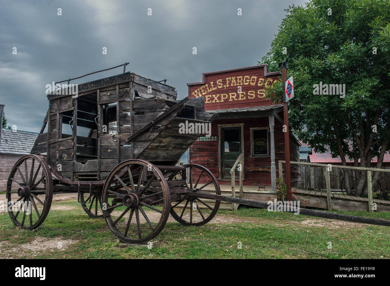 Stagecoach anciens assis en face d'un Wells Fargo banque répliquée Banque D'Images