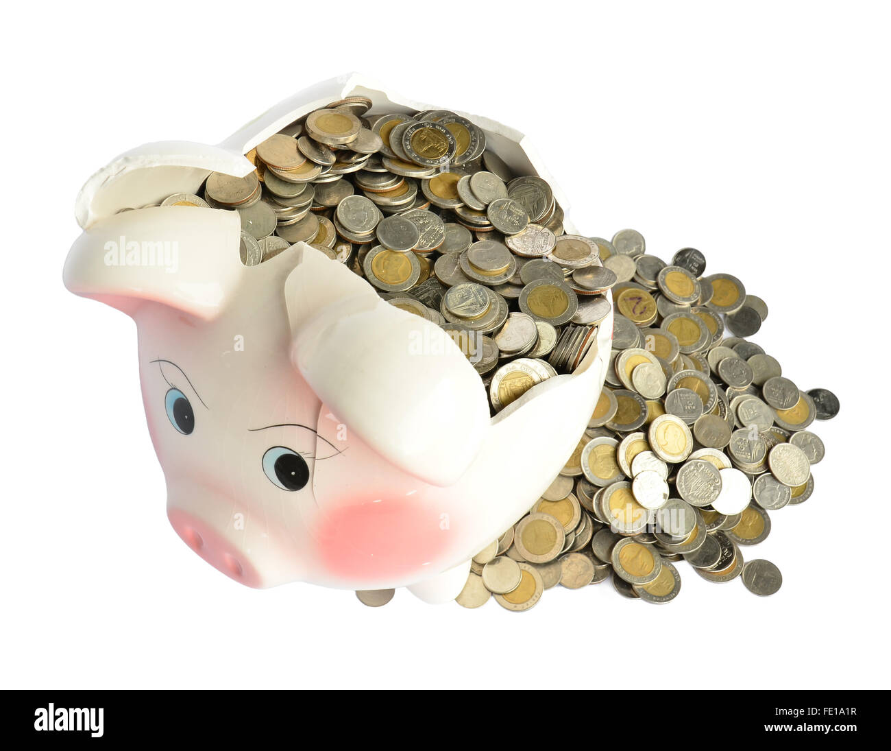 Pink piggy bank rompu avec l'argent isolé sur fond blanc Banque D'Images