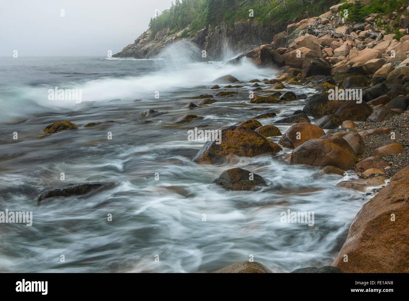 L'Acadia National Park, Maine : surf sur la plage de Boulders lavé les chasseurs Banque D'Images
