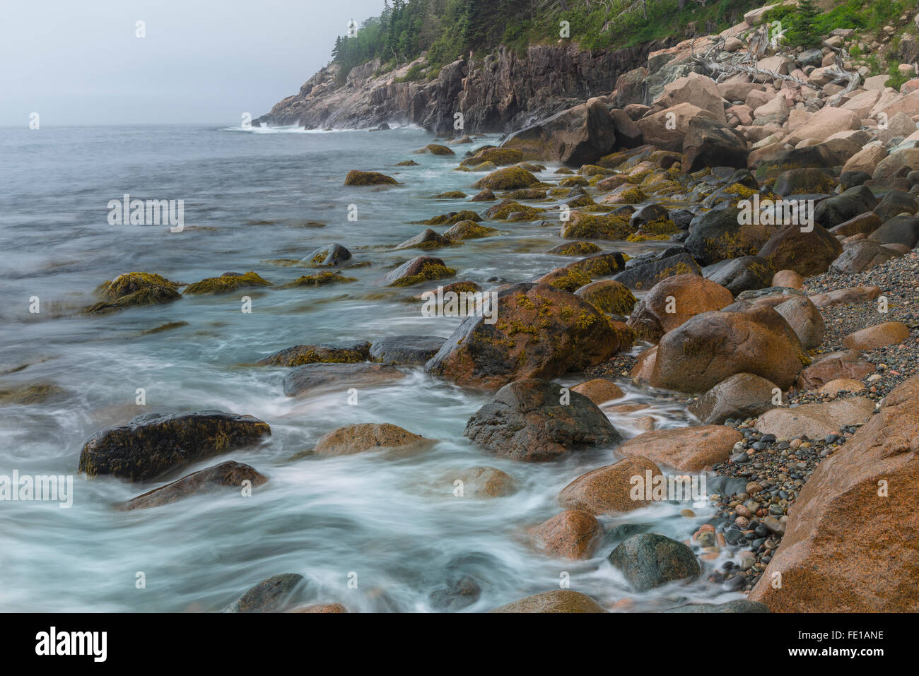 L'Acadia National Park, Maine : surf sur la plage de Boulders lavé les chasseurs Banque D'Images