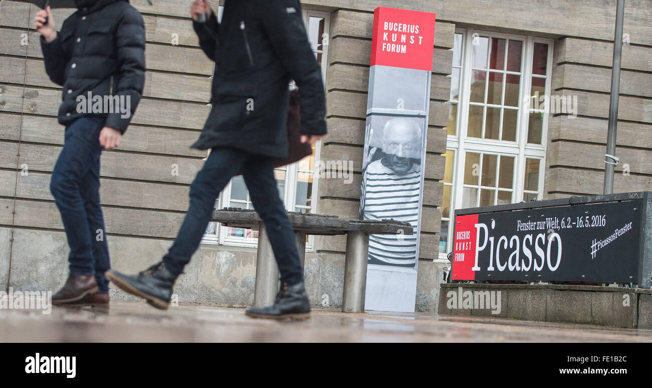 Hambourg, Allemagne. 1er février, 2016. Les gens à pied par une bannière annonçant l'exposition Picasso à l'extérieur de la Bucerius Kunst Forum (Bucerius forum art) à Hambourg, Allemagne, 1 février 2016. L'exposition, Picasso. Fenster zur Welt (lit. Picasso. Fenêtre sur le monde), se déroule du 06 février au 16 mai 2016 au Forum. PHOTO : LUKAS SCHULZE/DPA/Alamy Live News Banque D'Images