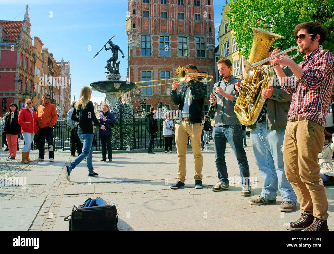 Gdansk Pologne. Les jeunes musiciens de rue jouer du jazz de la rue à côté de la fontaine de Neptune sur le marché Long Dlugi Targ centre-ville Banque D'Images