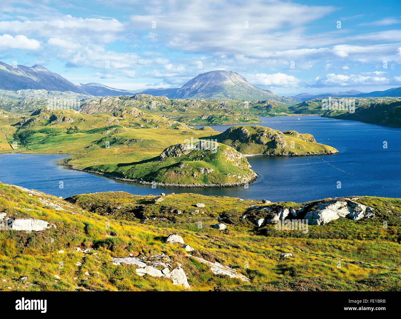Loch Inchard mer paysage glaciaire dans le nord-ouest de l'Écosse loch près du Cap Wrath et port de pêche de Kinlochbervie, Ecosse, Royaume-Uni Banque D'Images