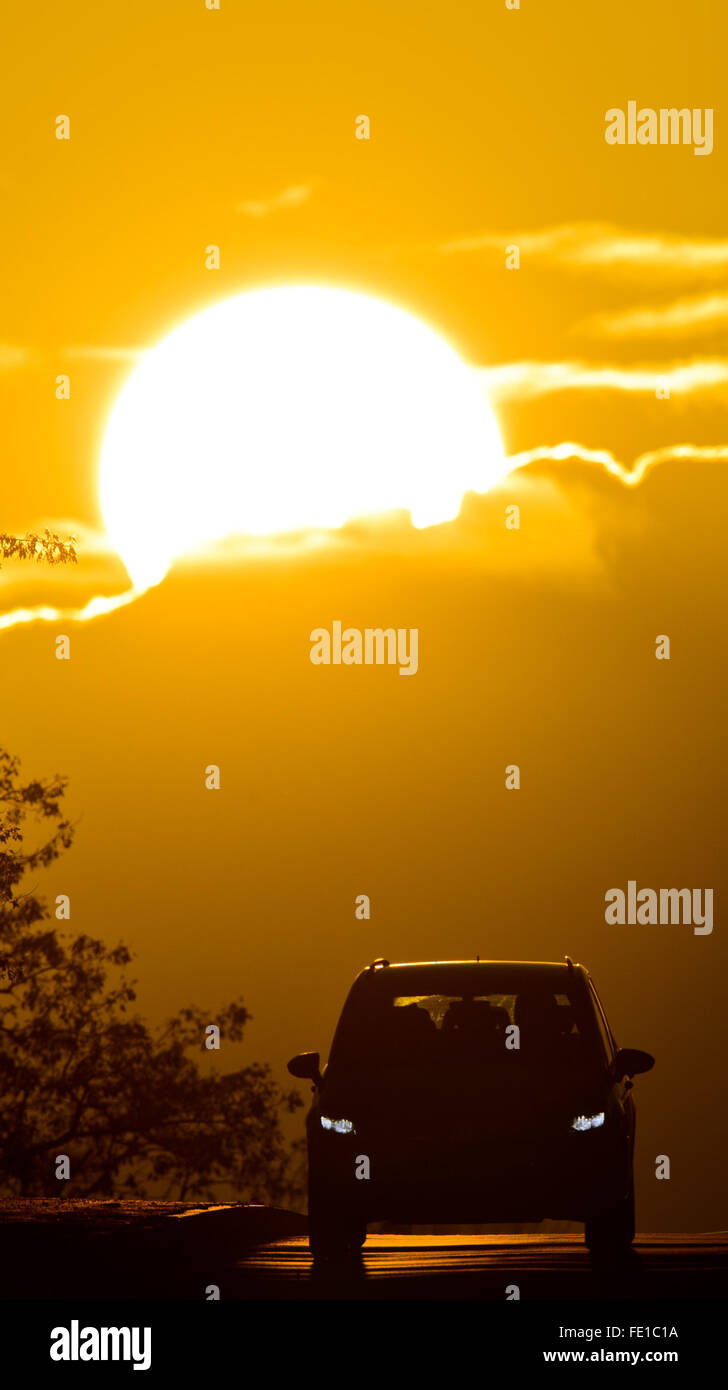 Hanovre, Allemagne. 3, 2016. La silhouette d'une voiture sur un pont contre un ciel d'or au coucher du soleil à Hanovre, Allemagne, 3 février 2016. PHOTO : JULIAN STRATENSCHULTE/DPA/Alamy Live News Banque D'Images