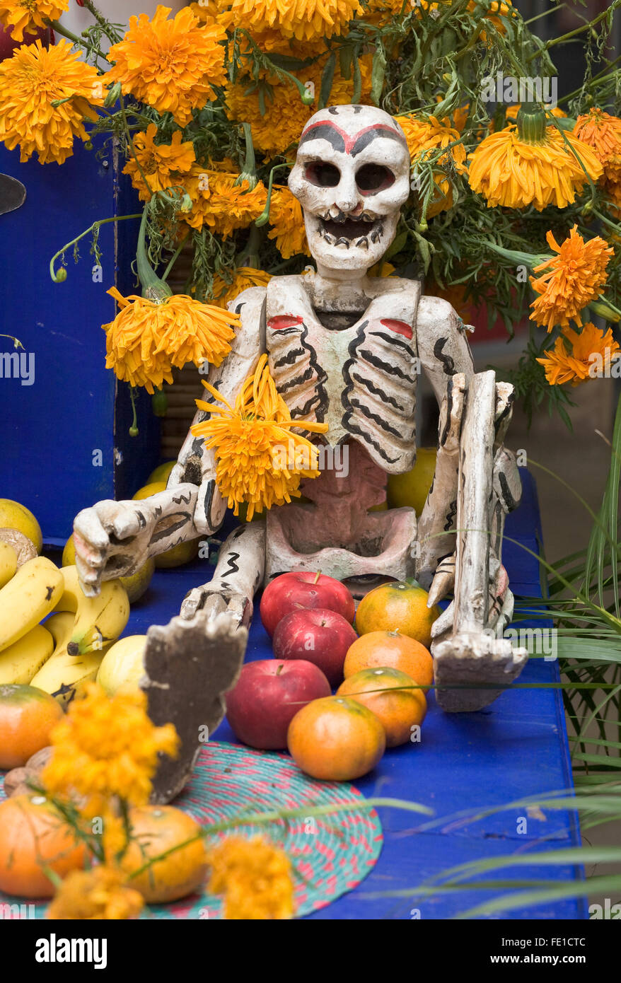 Squelette d'art populaire, des fleurs et des fruits sur l'autel traditionnel pour le Jour des morts, la Ville d'Oaxaca, Oaxaca, Mexique Banque D'Images