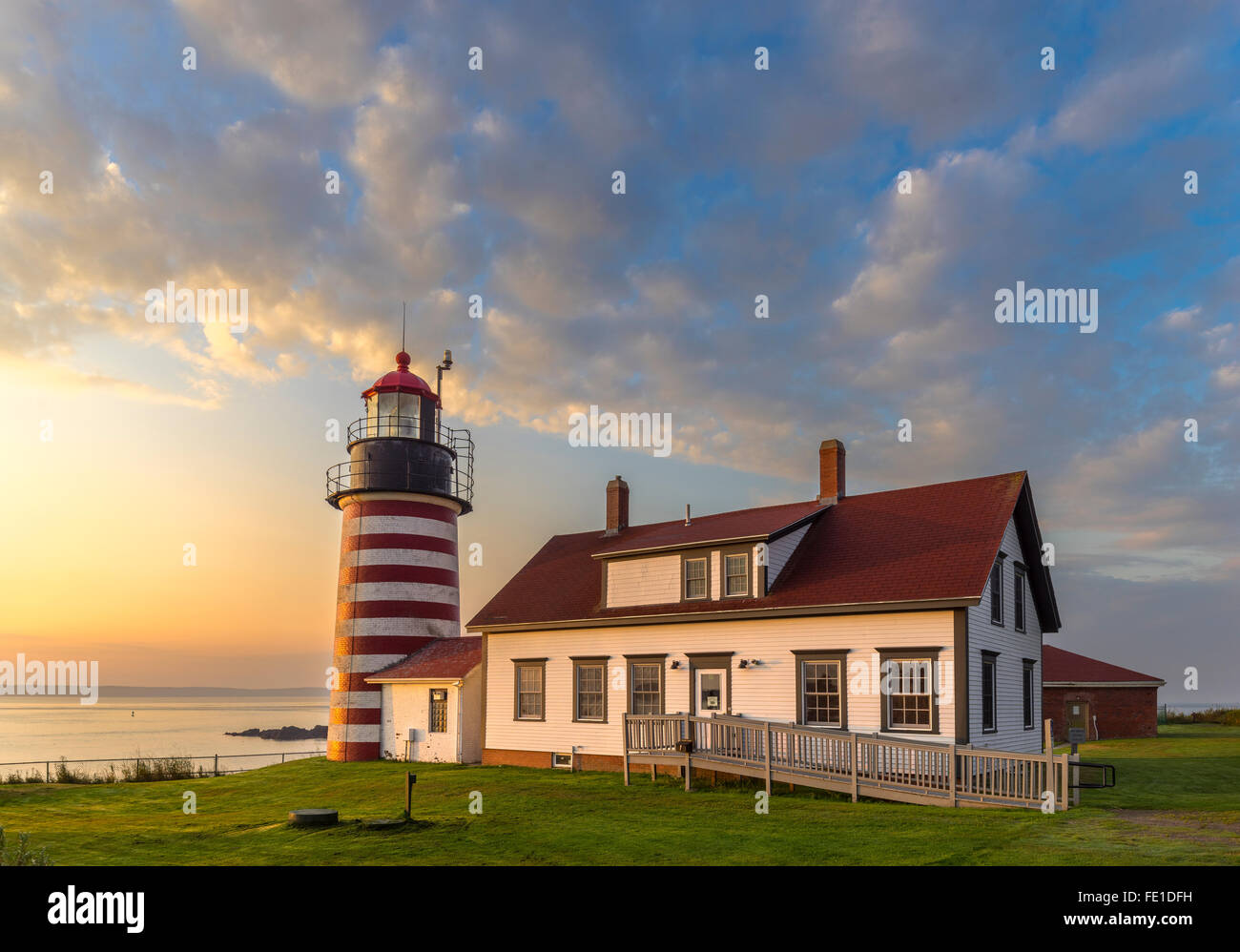 Lubec, Maine : West Quoddy Head Light à l'aube Banque D'Images