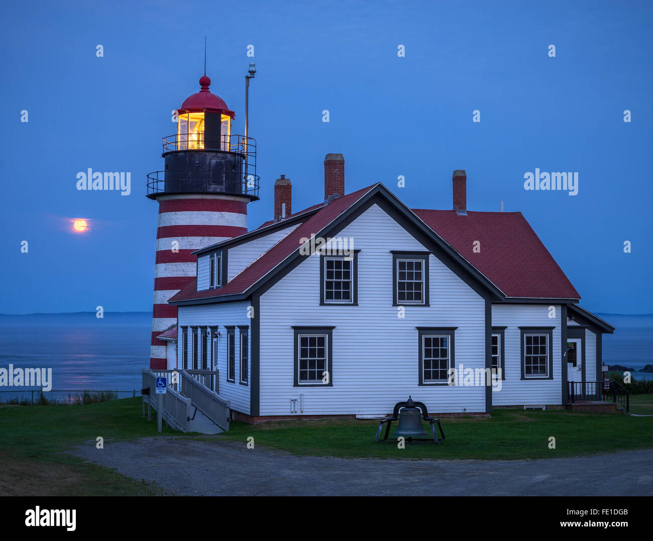 Lubec, Maine : West Quoddy Head Light au crépuscule avec lever de lune Banque D'Images