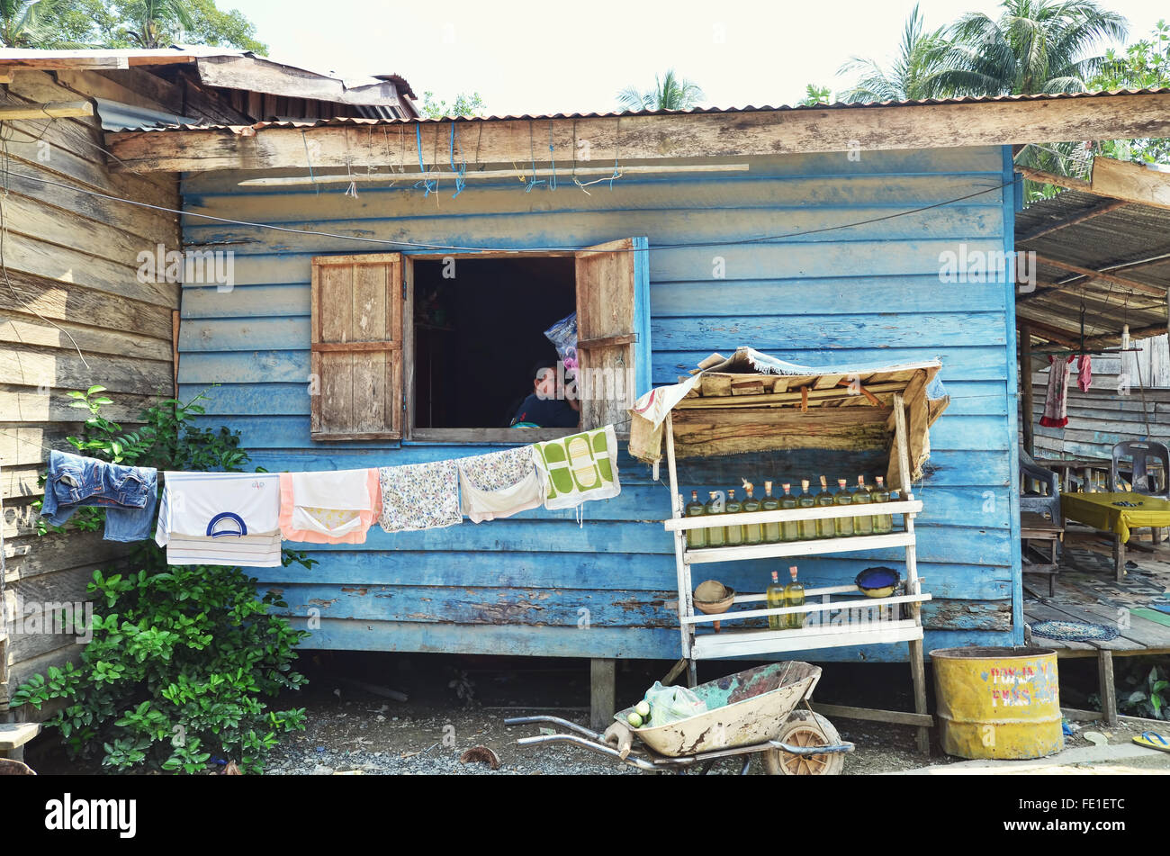 Maison sur pilotis en bois à côté de la frontière de l'Indonésie et la Malaisie dans l'Île Sebatik Banque D'Images