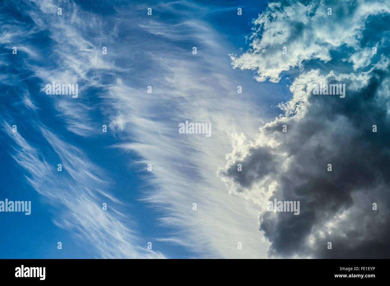 Skyscape avec de gros nuages couvrant des Cirrus - France. Banque D'Images